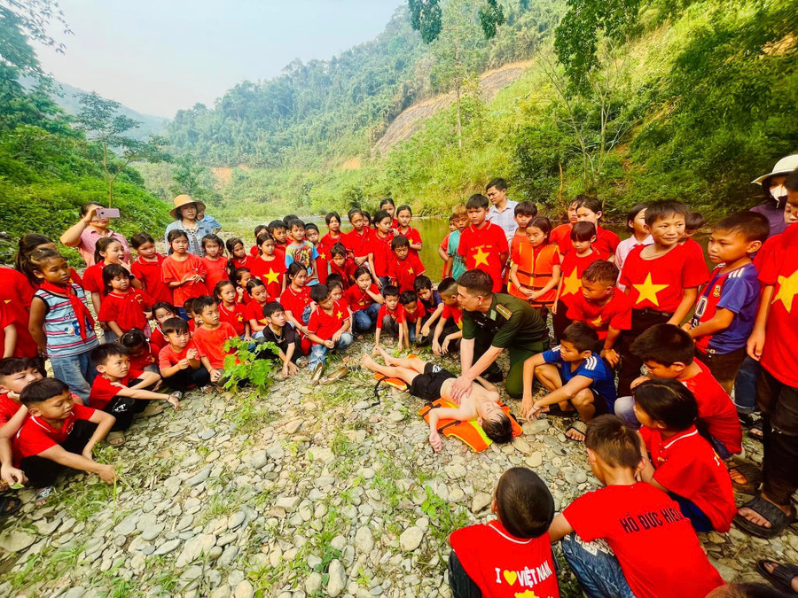 Chiến sĩ Đồn Biên phòng Tam Hợp (Tương Dương, Nghệ An) cùng tham gia hướng dẫn học sinh cách hô hấp nhân tạo cho người gặp tai nạn đuối nước. Ảnh: NTCC Chiến sĩ Đồn Biên phòng Tam Hợp (Tương Dương, Nghệ An) cùng tham gia hướng dẫn học sinh cách hô hấp nhân tạo cho người gặp tai nạn đuối nước. Ảnh: NTCC