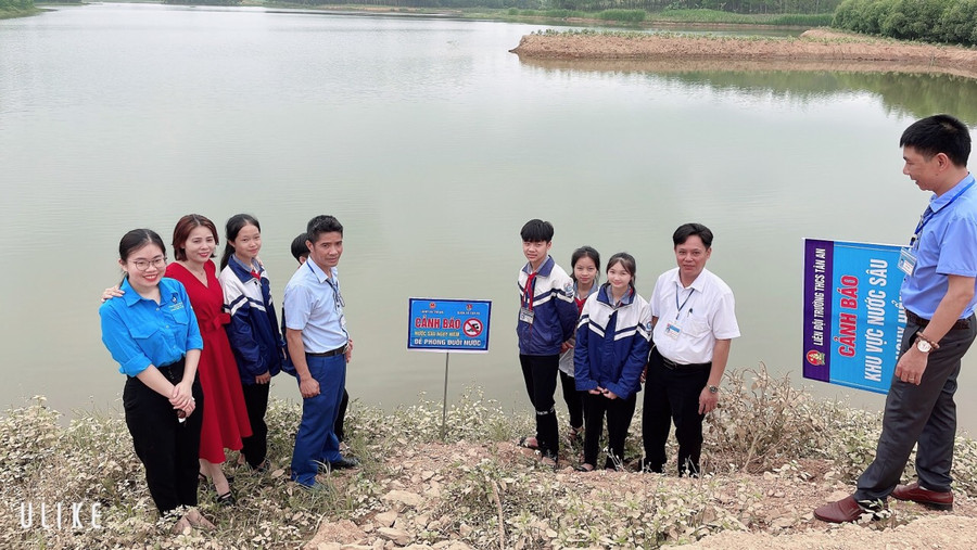 Trường THCS Tân An (huyện Tân Kỳ, Nghệ An) phối hợp Đoàn thanh niên xã cùng học sinh cắm biển cảnh báo ở khu vực nước sâu, nguy hiểm. Ảnh: NTCC Trường THCS Tân An (huyện Tân Kỳ, Nghệ An) phối hợp Đoàn thanh niên xã cùng học sinh cắm biển cảnh báo ở khu vực nước sâu, nguy hiểm. Ảnh: NTCC