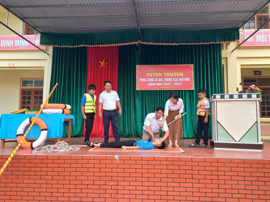Trường THCS Kỳ Sơn, huyện Tân Kỳ, Nghệ An hướng dẫn kỹ năng sơ cấp cứu khi gặp người đuối nước cho học sinh. Ảnh: NTCC Trường THCS Kỳ Sơn, huyện Tân Kỳ, Nghệ An hướng dẫn kỹ năng sơ cấp cứu khi gặp người đuối nước cho học sinh. Ảnh: NTCC