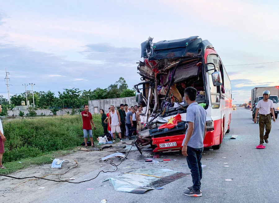 Tai nạn khiến đầu xe khách biến dạng Tai nạn khiến đầu xe khách biến dạng