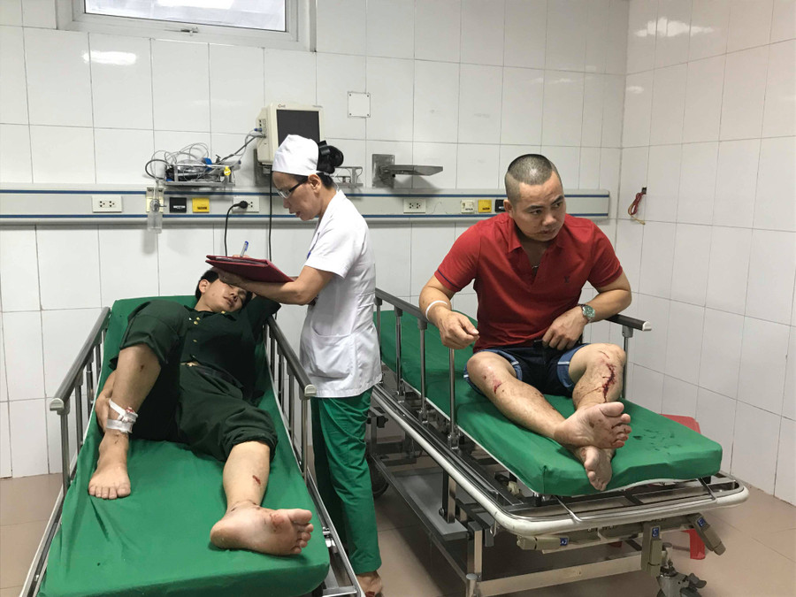 Bác sĩ kiểm tra tình trạng sức khỏe bệnh nhân Bác sĩ kiểm tra tình trạng sức khỏe bệnh nhân