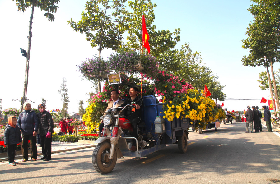 Và màn diễu hành xe hoa ấn tượng của người dân 10 thôn trong xã.