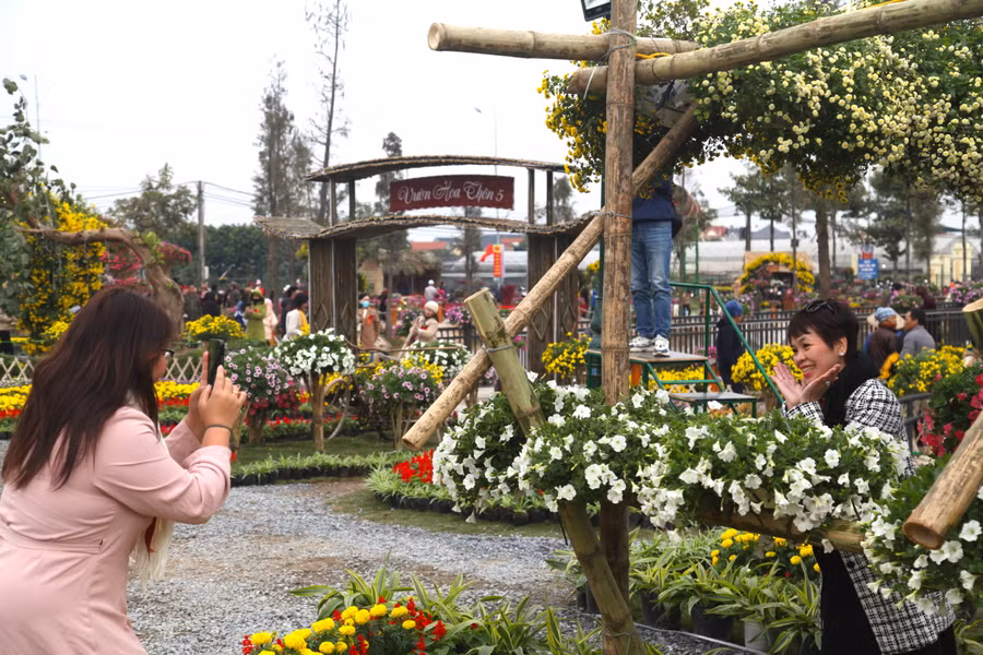 Đông đảo du khách gần xa đến tham quan, thưởng thức, chiêm ngưỡng khung cảnh rực rỡ sắc màu và chụp ảnh check in bên các loài hoa.