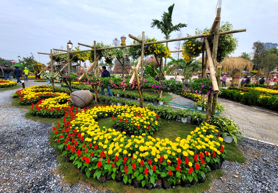 Lễ hội là cuộc so tài trang trí, tạo tiểu cảnh bằng các loại hoa vốn là thế mạnh của người dân, cùng các nghệ nhân trồng cây cảnh xã Xuân Quan.