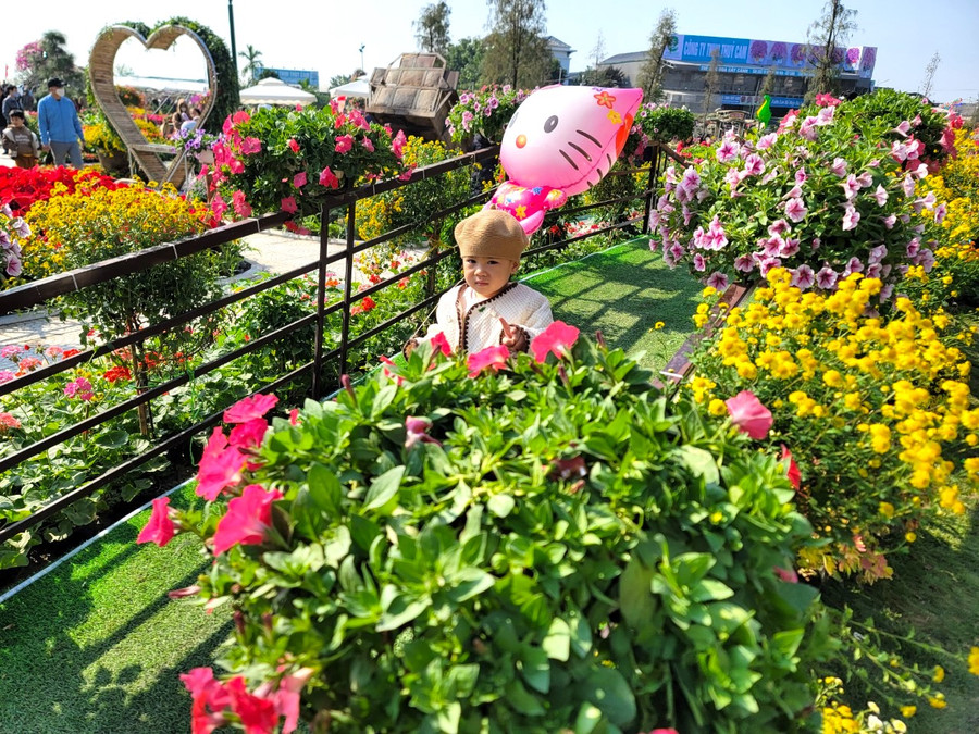 Lễ hội là cuộc so tài trang trí, tạo tiểu cảnh bằng các loại hoa vốn là thế mạnh của người dân, cùng các nghệ nhân trồng cây cảnh xã Xuân Quan.