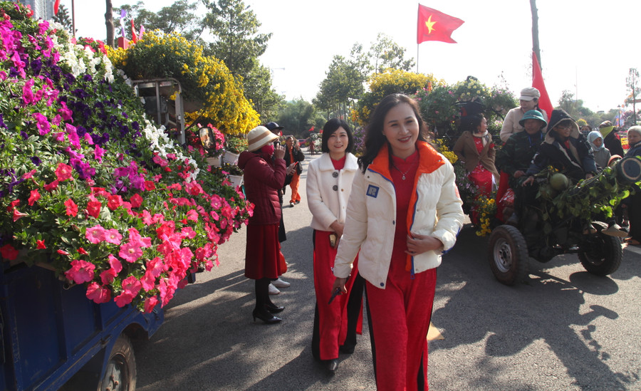 Lễ hội hoa diễn ra từ ngày 22/12/2023 – 1/1/2024, tại hồ cảnh quan, trước cổng UBND xã Xuân Quan (Huyện Văn Giang, tỉnh Hưng Yên).