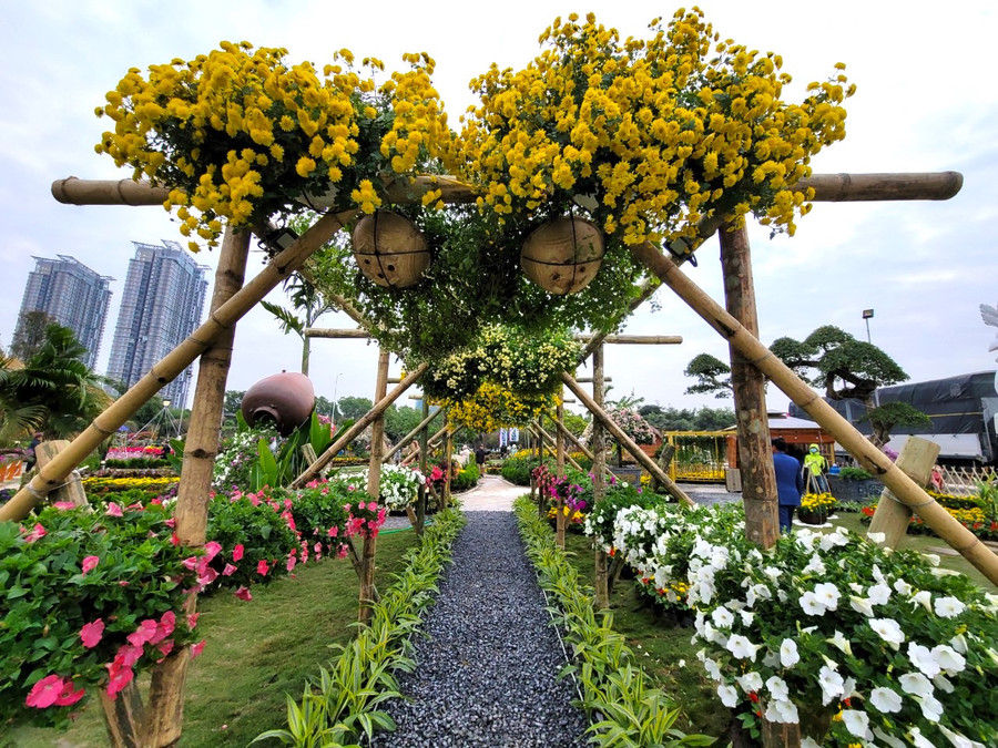 Trải nghiệm, ngắm nhìn không gian hoa rực rỡ sắc màu với nhiều tiểu cảnh độc đáo, mới lạ và giao lưu học hỏi kinh nghiệm từ những người trồng hoa có thâm niên và tay nghề.