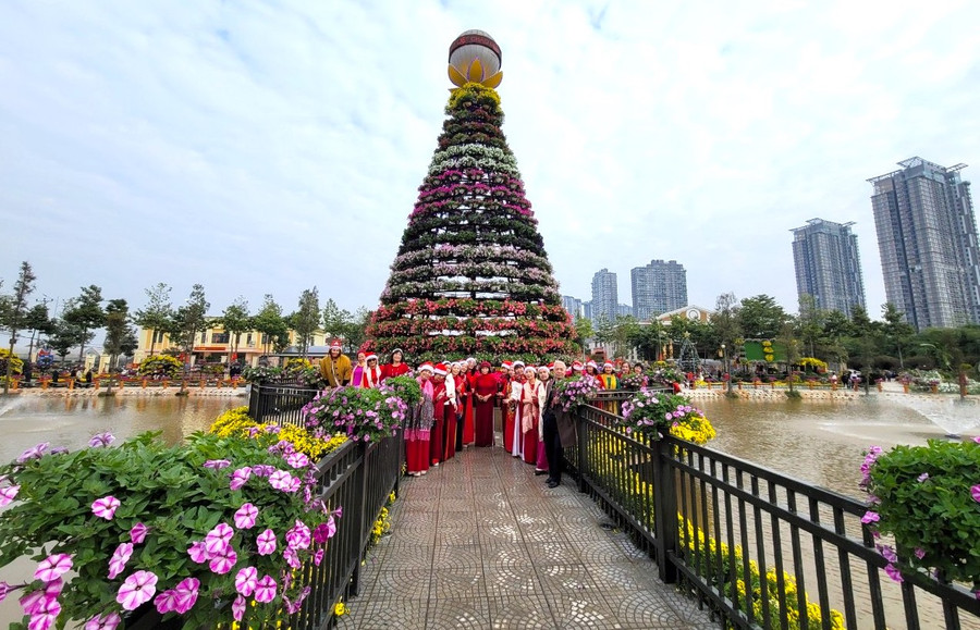Điểm nhấn ở lễ hội hoa năm nay là tháp hoa Xuân với chiều cao khoảng 13m được trang trí bằng 500 chậu hoa dạ yến thảo…