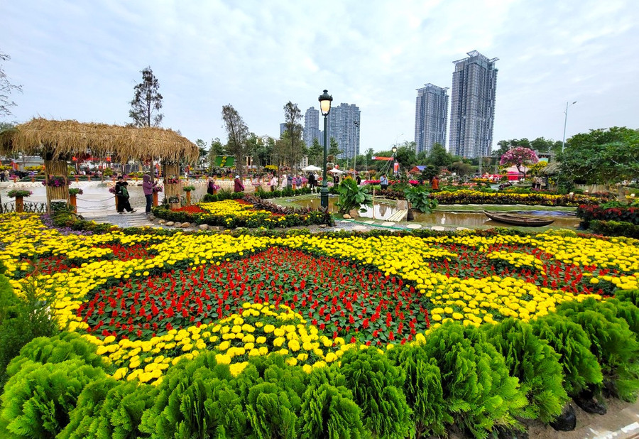 Lễ hội là cuộc so tài trang trí, tạo tiểu cảnh bằng các loại hoa vốn là thế mạnh của người dân, cùng các nghệ nhân trồng cây cảnh xã Xuân Quan.