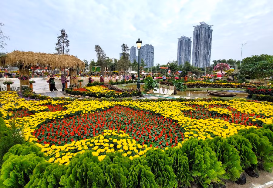 Lễ hội là cuộc so tài trang trí, tạo tiểu cảnh bằng các loại hoa vốn là thế mạnh của người dân, cùng các nghệ nhân trồng cây cảnh xã Xuân Quan.