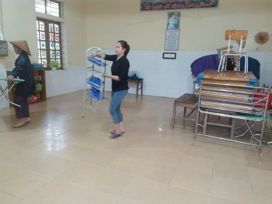 Cô giáo Trường Mầm non Xá Lượng, huyện Tương Dương, Nghệ An sơ tán, di chuyển bàn ghế, đồ dùng, đồ chơi đến nơi an toàn. Ảnh: NTCC. Cô giáo Trường Mầm non Xá Lượng, huyện Tương Dương, Nghệ An sơ tán, di chuyển bàn ghế, đồ dùng, đồ chơi đến nơi an toàn. Ảnh: NTCC.