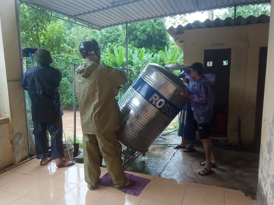 Bể nước cũng được di dời đề phòng nước lũ tràn về cuốn trôi. Ảnh: NTCC. Bể nước cũng được di dời đề phòng nước lũ tràn về cuốn trôi. Ảnh: NTCC.