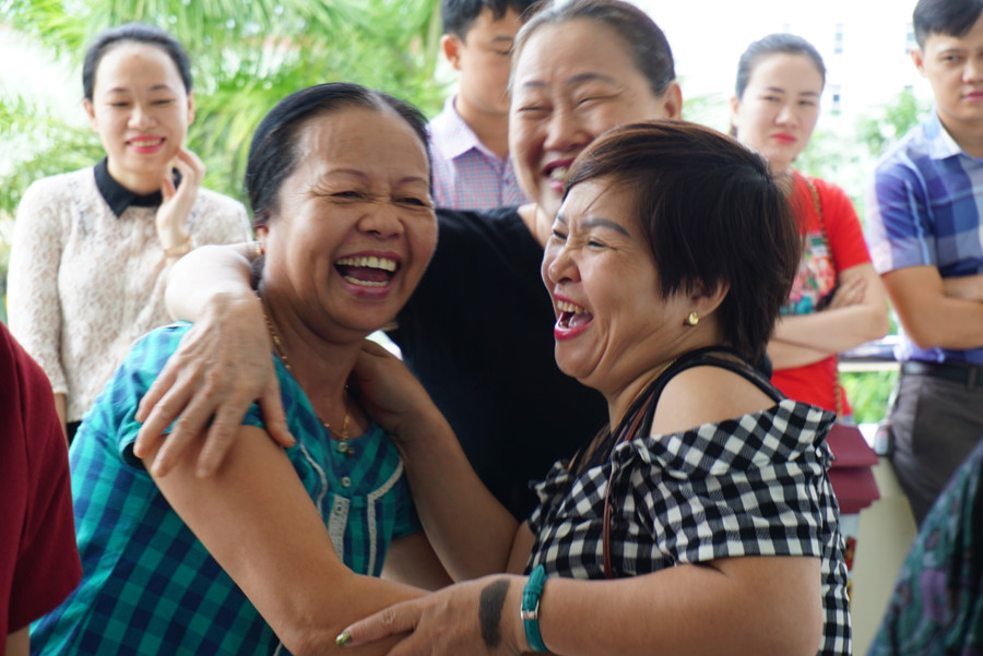 Niềm vui của bà khi bắt được thăm "trúng tuyển" cho cháu Niềm vui của bà khi bắt được thăm "trúng tuyển" cho cháu