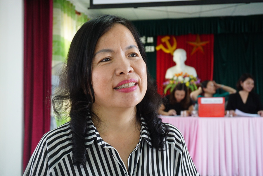 Cô Nguyễn Hồng Vân - HIệu trưởng Mầm non Hoa Sen cho biết: Bắt thăm là phương án tối ưu hiện nay. Cô Nguyễn Hồng Vân - HIệu trưởng Mầm non Hoa Sen cho biết: Bắt thăm là phương án tối ưu hiện nay.