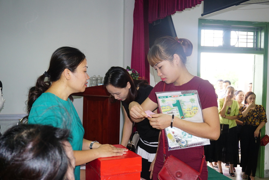 Các phụ huynh bắt thăm theo số thứ tự Các phụ huynh bắt thăm theo số thứ tự