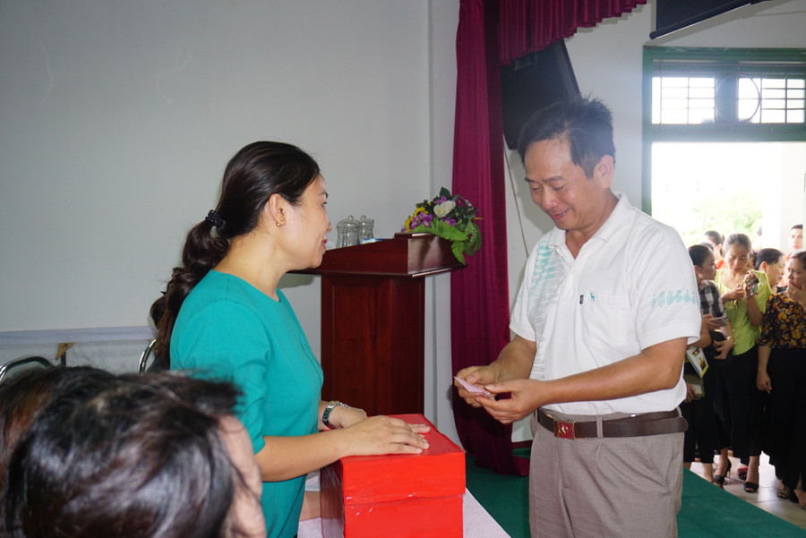 Nhiều ông bà được bố mẹ các cháu tin tưởng nhờ đi bắt thăm Nhiều ông bà được bố mẹ các cháu tin tưởng nhờ đi bắt thăm