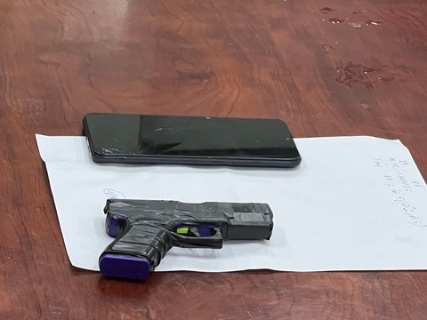 Khẩu súng giả được Long dùng để gây án. Ảnh: Chuyên đề Công an TPHCM Khẩu súng giả được Long dùng để gây án. Ảnh: Chuyên đề Công an TPHCM