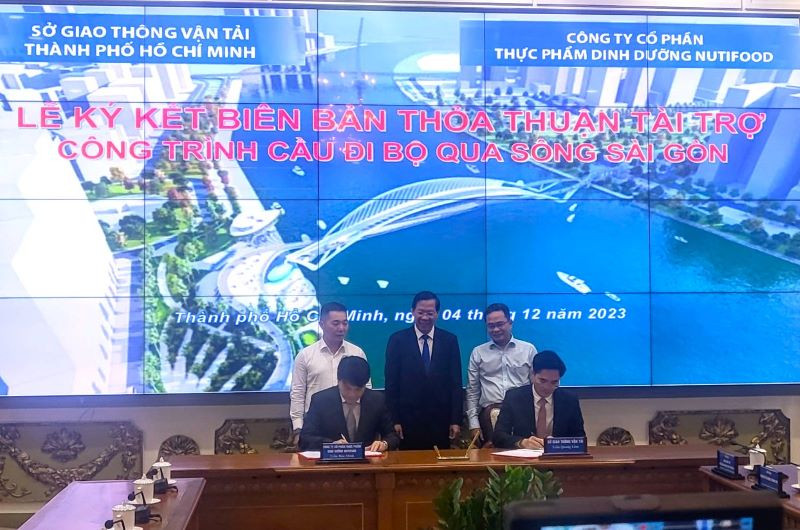 Lễ ký kết biên bản thỏa thuận tài trợ cầu đi bộ bắc qua sông Sài Gòn dưới sự chứng kiến của Chủ tịch UBND TPHCM - Phan Văn Mãi. (Ảnh: HCM CityWeb) Lễ ký kết biên bản thỏa thuận tài trợ cầu đi bộ bắc qua sông Sài Gòn dưới sự chứng kiến của Chủ tịch UBND TPHCM - Phan Văn Mãi. (Ảnh: HCM CityWeb)