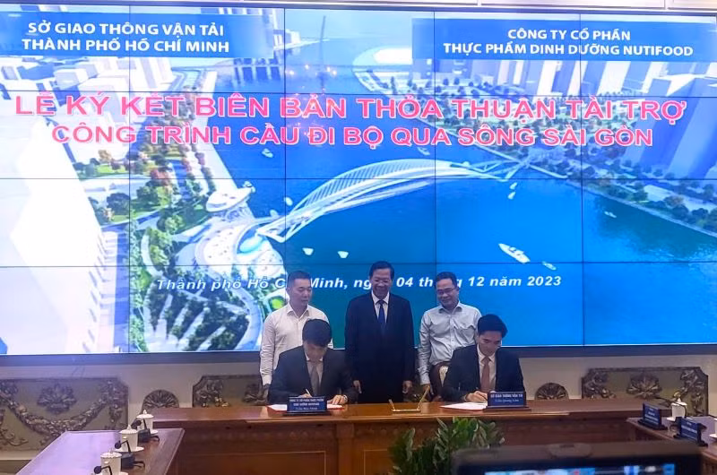 Lễ ký kết biên bản thỏa thuận tài trợ cầu đi bộ bắc qua sông Sài Gòn dưới sự chứng kiến của Chủ tịch UBND TPHCM - Phan Văn Mãi. (Ảnh: HCM CityWeb)