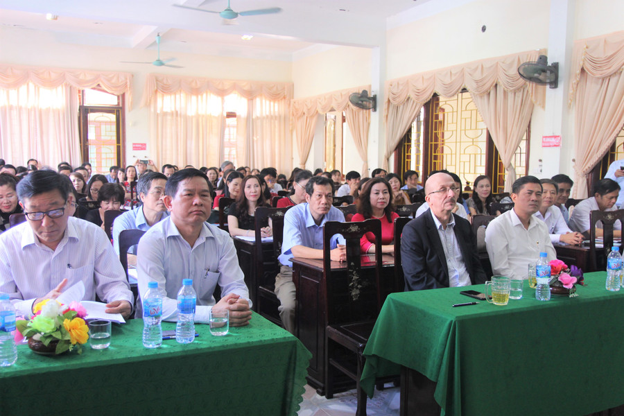 Các đại biểu, giảng viên và học viên tại buổi khai giảng khóa bồi dưỡng . Các đại biểu, giảng viên và học viên tại buổi khai giảng khóa bồi dưỡng .