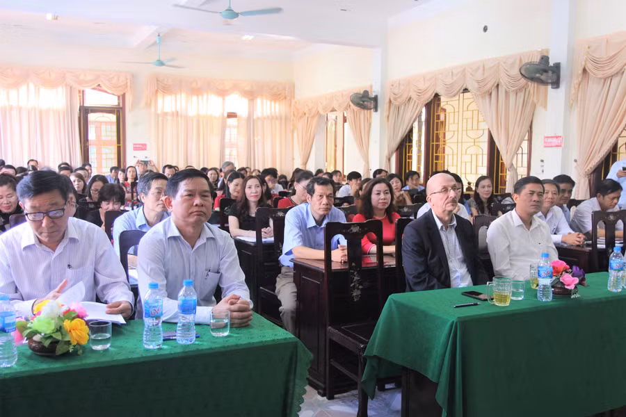 Các đại biểu, giảng viên và học viên tại buổi khai giảng khóa bồi dưỡng .