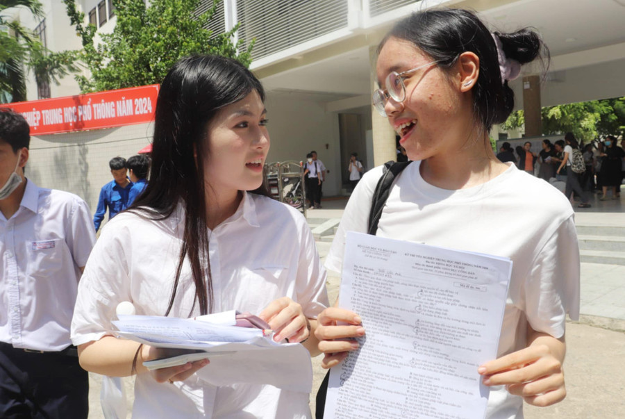 Thí sinh Đà Nẵng trao đổi bài làm với nhau sau bài thi tổ hợp Khoa học tự nhiên. Ảnh: Hà Nguyên Thí sinh Đà Nẵng trao đổi bài làm với nhau sau bài thi tổ hợp Khoa học tự nhiên. Ảnh: Hà Nguyên