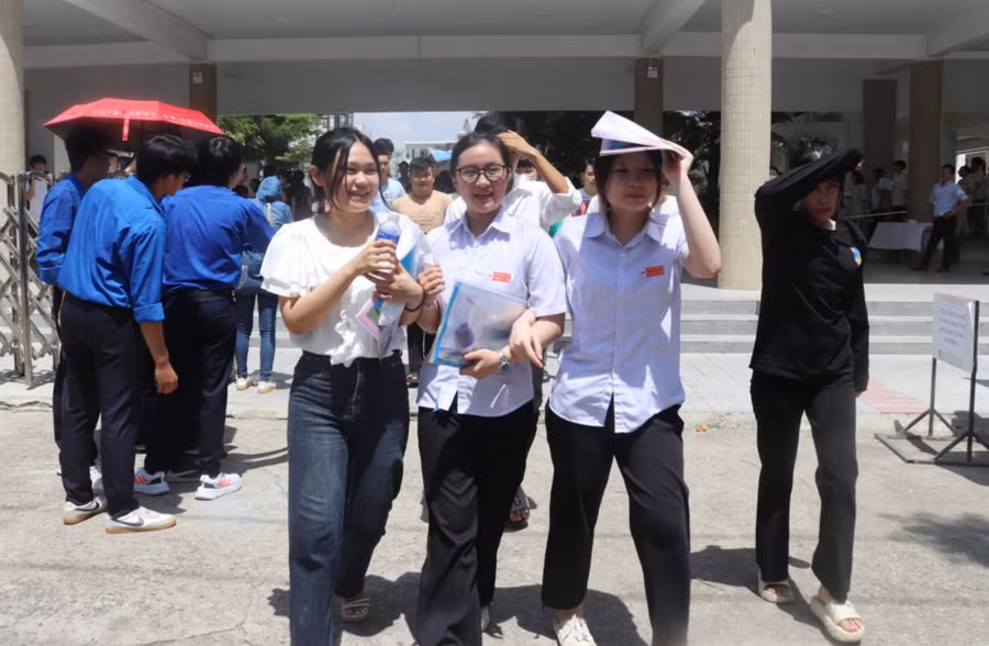 Nhiều thí sinh Đà Nẵng chia sẻ đề tổ hợp KHTN dài, cần nắm đúng từ khóa mới làm được. Ảnh: Hà Nguyên