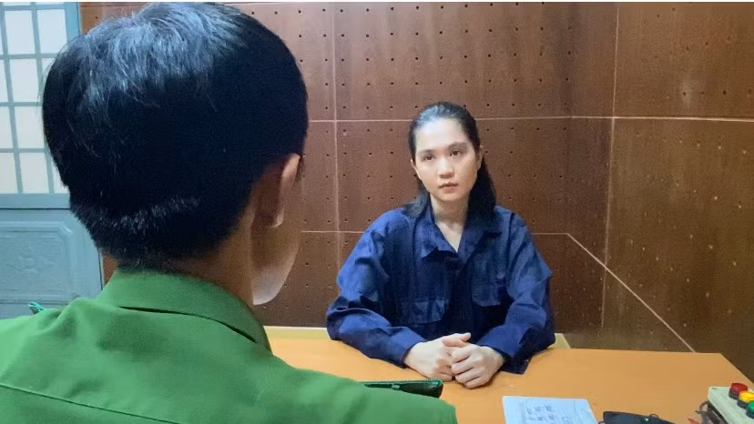 Trần Thị Ngọc Trinh tại cơ quan công an.(Ảnh: Công an TPHCM)