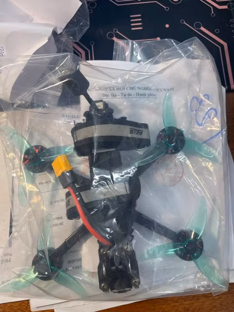 Xe mô tô và flycam là tang vật của vụ án. (Ảnh: Công an TPHCM)