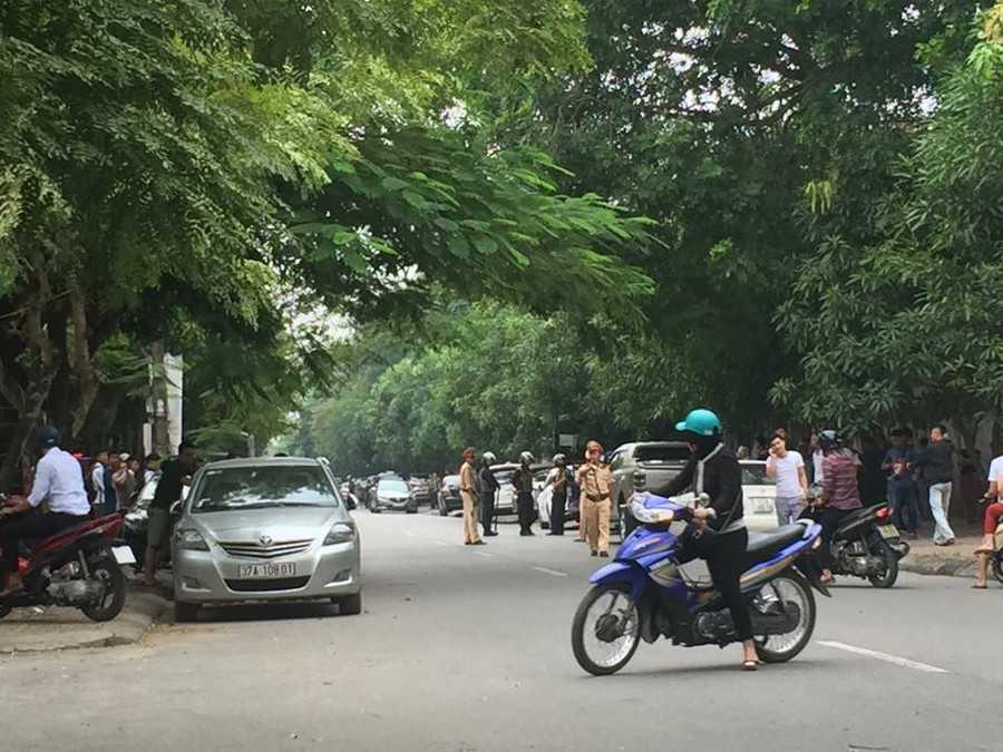 Công an thực hiện cấm đường Hồng Bàng (TP Vinh, Nghệ An) Công an thực hiện cấm đường Hồng Bàng (TP Vinh, Nghệ An)