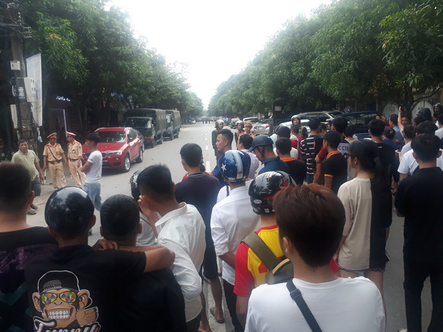 Người dân hiếu kỳ đến theo dõi vụ việc Người dân hiếu kỳ đến theo dõi vụ việc