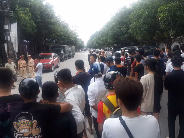 Người dân hiếu kỳ đến theo dõi vụ việc