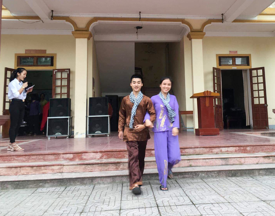 Dàn người mẫu không chuyên nên vẫn có nhiều ngại ngùng trong biểu diễn Dàn người mẫu không chuyên nên vẫn có nhiều ngại ngùng trong biểu diễn