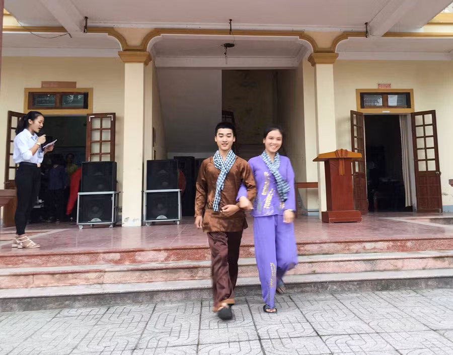 Dàn người mẫu không chuyên nên vẫn có nhiều ngại ngùng trong biểu diễn