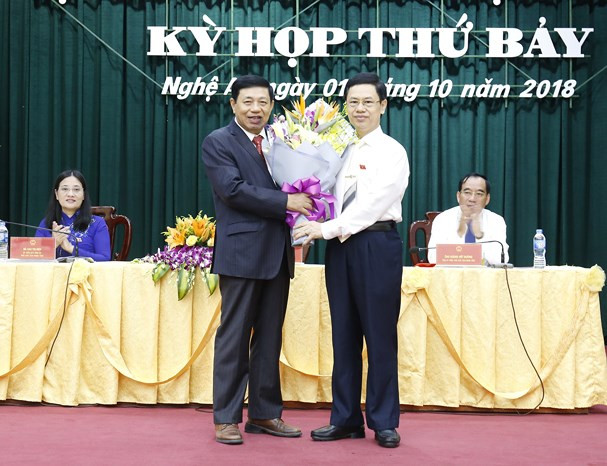 Chủ tịch HĐND tỉnh Nghệ An Nguyễn Xuân Sơn tặng hoa cho ông Nguyễn Xuân Đường (ảnh trái) nghỉ hưu theo chế độ Chủ tịch HĐND tỉnh Nghệ An Nguyễn Xuân Sơn tặng hoa cho ông Nguyễn Xuân Đường (ảnh trái) nghỉ hưu theo chế độ