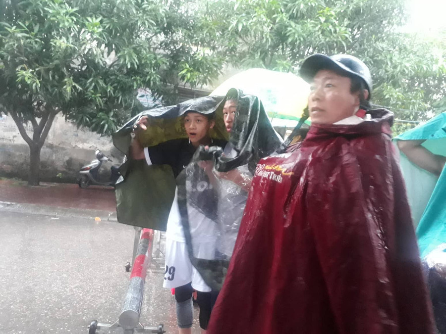 Nhiều người dân vẫn đội mưa tò mò theo dõi vụ việc Nhiều người dân vẫn đội mưa tò mò theo dõi vụ việc