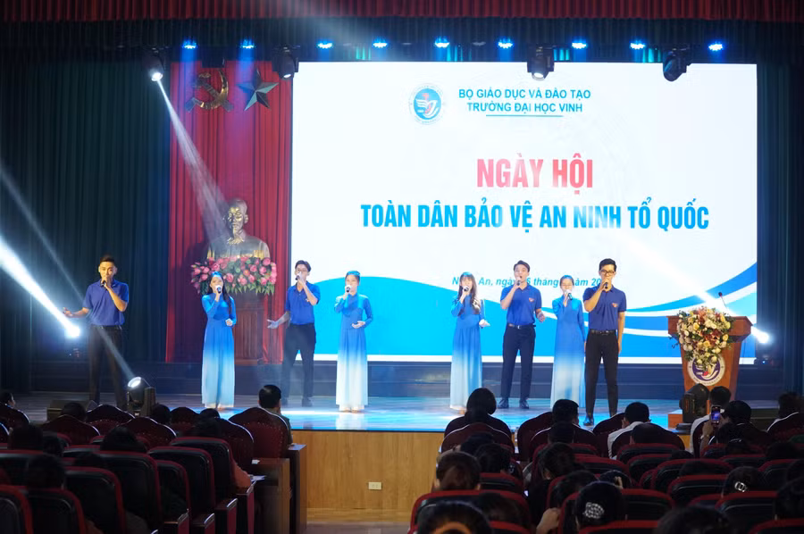 Giáo dục đạo đức lối sống, bồi đắp tinh thần yêu nước, tự hào dân tộc cho học sinh sinh viên chính là góp phần giữ vững an ninh chính trị, an toàn trật tự, bảo vệ an ninh Tổ quốc.