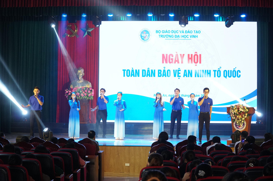 Giáo dục đạo đức lối sống, bồi đắp tinh thần yêu nước, tự hào dân tộc cho học sinh sinh viên chính là góp phần giữ vững an ninh chính trị, an toàn trật tự, bảo vệ an ninh Tổ quốc. Giáo dục đạo đức lối sống, bồi đắp tinh thần yêu nước, tự hào dân tộc cho học sinh sinh viên chính là góp phần giữ vững an ninh chính trị, an toàn trật tự, bảo vệ an ninh Tổ quốc.