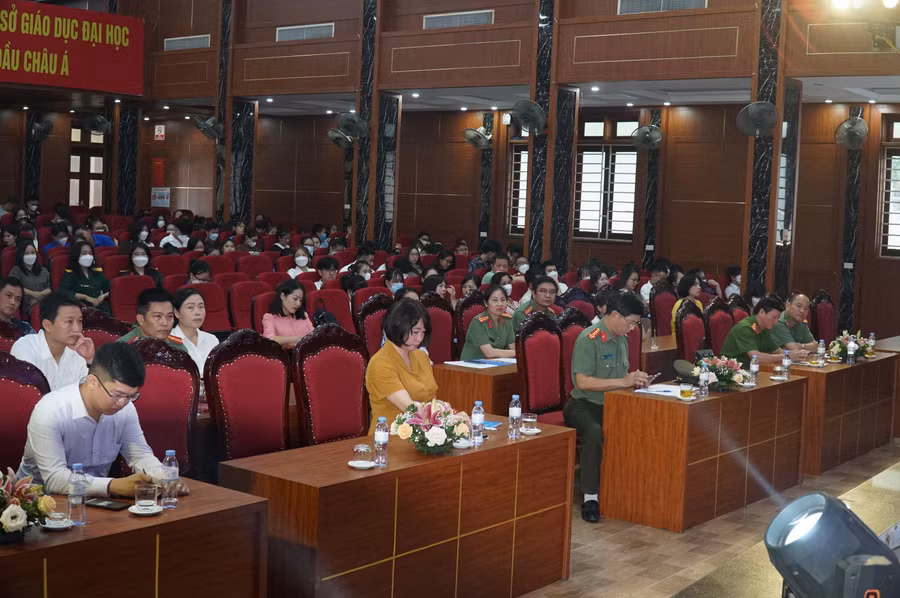 Các đại biểu tham dự Ngày hội "Toàn dân bảo vệ An ninh Tổ quốc" tại Trường ĐH Vinh.