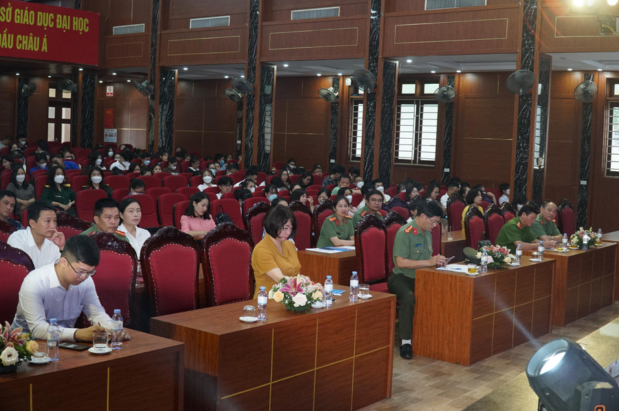 Các đại biểu tham dự Ngày hội "Toàn dân bảo vệ An ninh Tổ quốc" tại Trường ĐH Vinh. Các đại biểu tham dự Ngày hội "Toàn dân bảo vệ An ninh Tổ quốc" tại Trường ĐH Vinh.