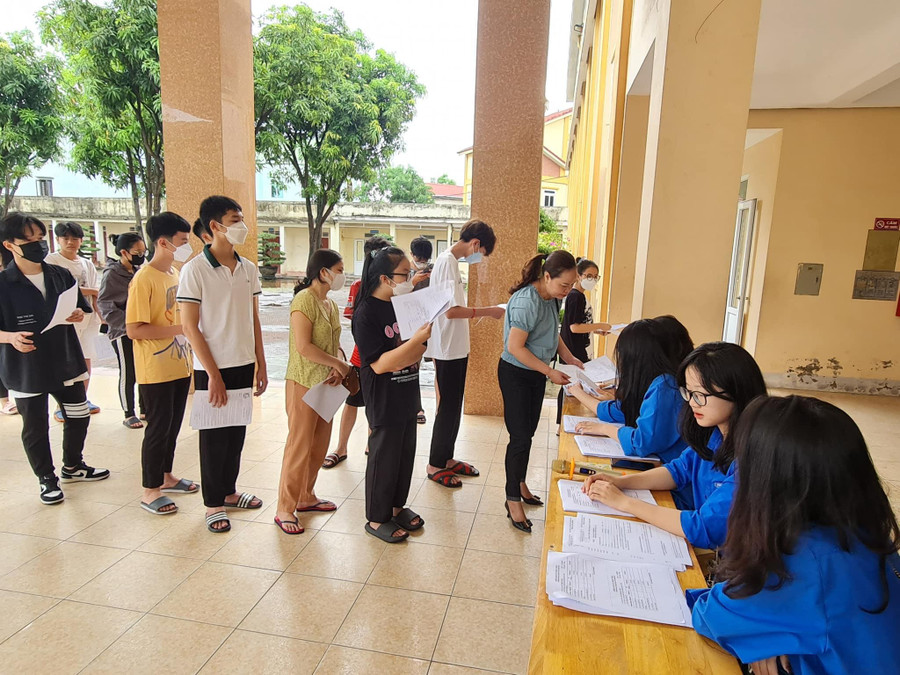 Phụ huynh, học sinh khối 10 năm học 2022-2023 khi nhập học được hướng dẫn, tư vấn đăng ký lớp theo định hướng KHTN hoặc KHXH. Phụ huynh, học sinh khối 10 năm học 2022-2023 khi nhập học được hướng dẫn, tư vấn đăng ký lớp theo định hướng KHTN hoặc KHXH.