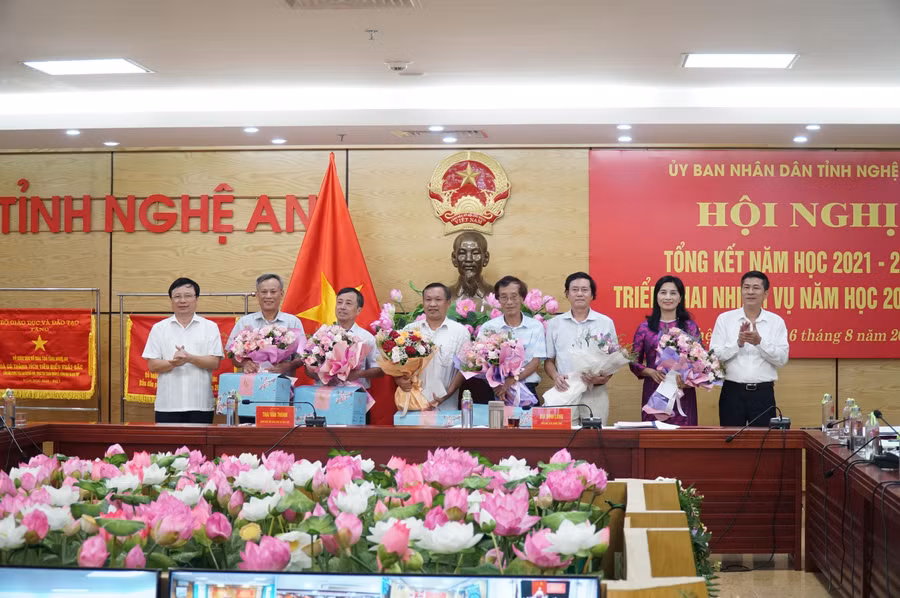 Lãnh đạo tỉnh và Sở GD&ĐT Nghệ An tặng quà kỷ niệm và tri ân các cán bộ quản lý ngành giáo dục nghỉ theo chế độ hoặc chuyển công tác sang đơn vị mới. Lãnh đạo tỉnh và Sở GD&ĐT Nghệ An tặng quà kỷ niệm và tri ân các cán bộ quản lý ngành giáo dục nghỉ theo chế độ hoặc chuyển công tác sang đơn vị mới.