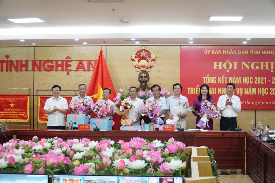 Lãnh đạo tỉnh và Sở GD&ĐT Nghệ An tặng quà kỷ niệm và tri ân các cán bộ quản lý ngành giáo dục nghỉ theo chế độ hoặc chuyển công tác sang đơn vị mới. Lãnh đạo tỉnh và Sở GD&ĐT Nghệ An tặng quà kỷ niệm và tri ân các cán bộ quản lý ngành giáo dục nghỉ theo chế độ hoặc chuyển công tác sang đơn vị mới.