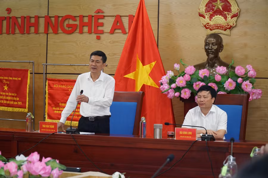 Ông Thái Văn Thành - Giám đốc Sở GD&ĐT Nghệ An cho biết, trong năm học tới ngành giáo dục tỉnh sẽ tiếp tục triển khai Chương trình GDPT 2018, đẩy mạnh chuyển đổi số, quản trị nhà trường gắn với cải cách hành chính, thực hiện các mô hình giáo dục mới... Ông Thái Văn Thành - Giám đốc Sở GD&ĐT Nghệ An cho biết, trong năm học tới ngành giáo dục tỉnh sẽ tiếp tục triển khai Chương trình GDPT 2018, đẩy mạnh chuyển đổi số, quản trị nhà trường gắn với cải cách hành chính, thực hiện các mô hình giáo dục mới...