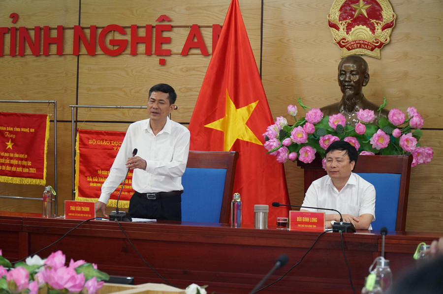 Ông Thái Văn Thành - Giám đốc Sở GD&ĐT Nghệ An cho biết, trong năm học tới ngành giáo dục tỉnh sẽ tiếp tục triển khai Chương trình GDPT 2018, đẩy mạnh chuyển đổi số, quản trị nhà trường gắn với cải cách hành chính, thực hiện các mô hình giáo dục mới... Ông Thái Văn Thành - Giám đốc Sở GD&ĐT Nghệ An cho biết, trong năm học tới ngành giáo dục tỉnh sẽ tiếp tục triển khai Chương trình GDPT 2018, đẩy mạnh chuyển đổi số, quản trị nhà trường gắn với cải cách hành chính, thực hiện các mô hình giáo dục mới...