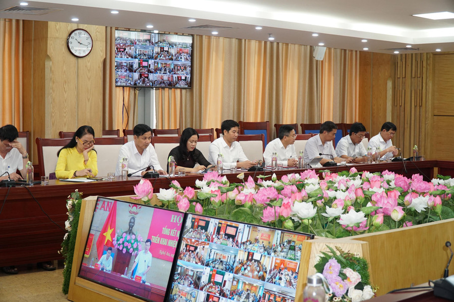 Hội nghị có sự tham gia trực tuyến của nhiều cán bộ, quản lý, giáo viên... qua điểm cầu 21 huyện, thành, thị. Hội nghị có sự tham gia trực tuyến của nhiều cán bộ, quản lý, giáo viên... qua điểm cầu 21 huyện, thành, thị.
