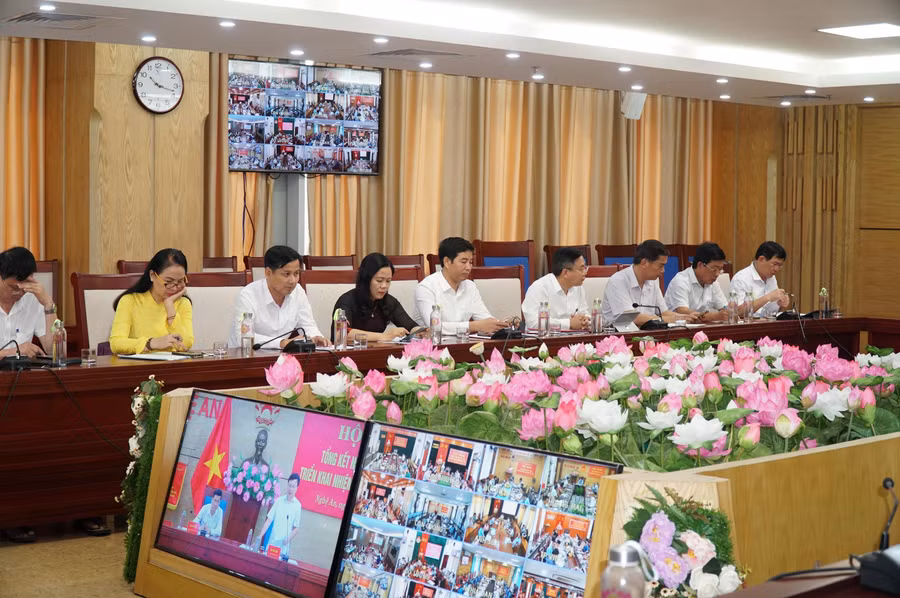 Hội nghị có sự tham gia trực tuyến của nhiều cán bộ, quản lý, giáo viên... qua điểm cầu 21 huyện, thành, thị.