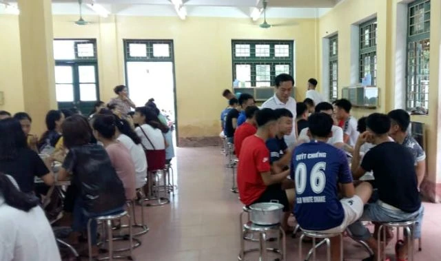 Hơn 100 thí sinh của Trường THCS và THPT Quan Hóa (Thanh Hóa) được giáo viên nhà trường lo nơi ăn, chốn nghỉ cho các em trong những ngày thi.