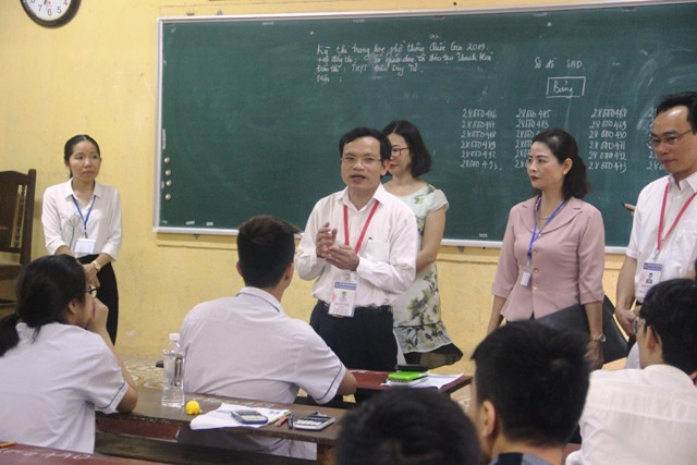 Cục trưởng Cục quản lý chất lượng giáo dục Mai Văn Trinh động viên thí sinh tại điểm thi Trường THPT Đào Duy Từ (TP. Thanh Hóa) trước giờ thi.