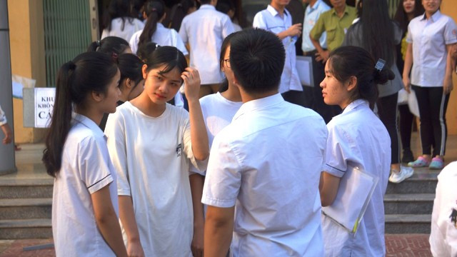 Thí sinh trao đổi với nhau trước khi vào phòng thi Thí sinh trao đổi với nhau trước khi vào phòng thi